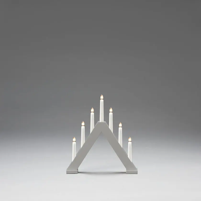 Candelabra 7 Lights Grijs Van Konstsmide - De klassieke piramidevorm wordt gecombineerd met een minimalistisch design, waardoor het een perfect interieurdetail is in zowel traditionele als moderne woningen.
