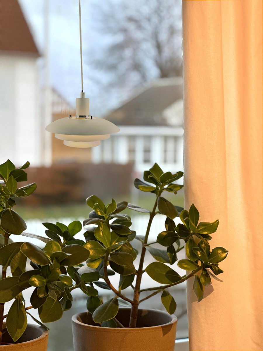 Epsilon Ø20 Beige raamlamp Van Aneta Lighting - Inclusief verwisselbare details in chroom en mat messing, zodat u het ontwerp naar eigen smaak kunt aanpassen.