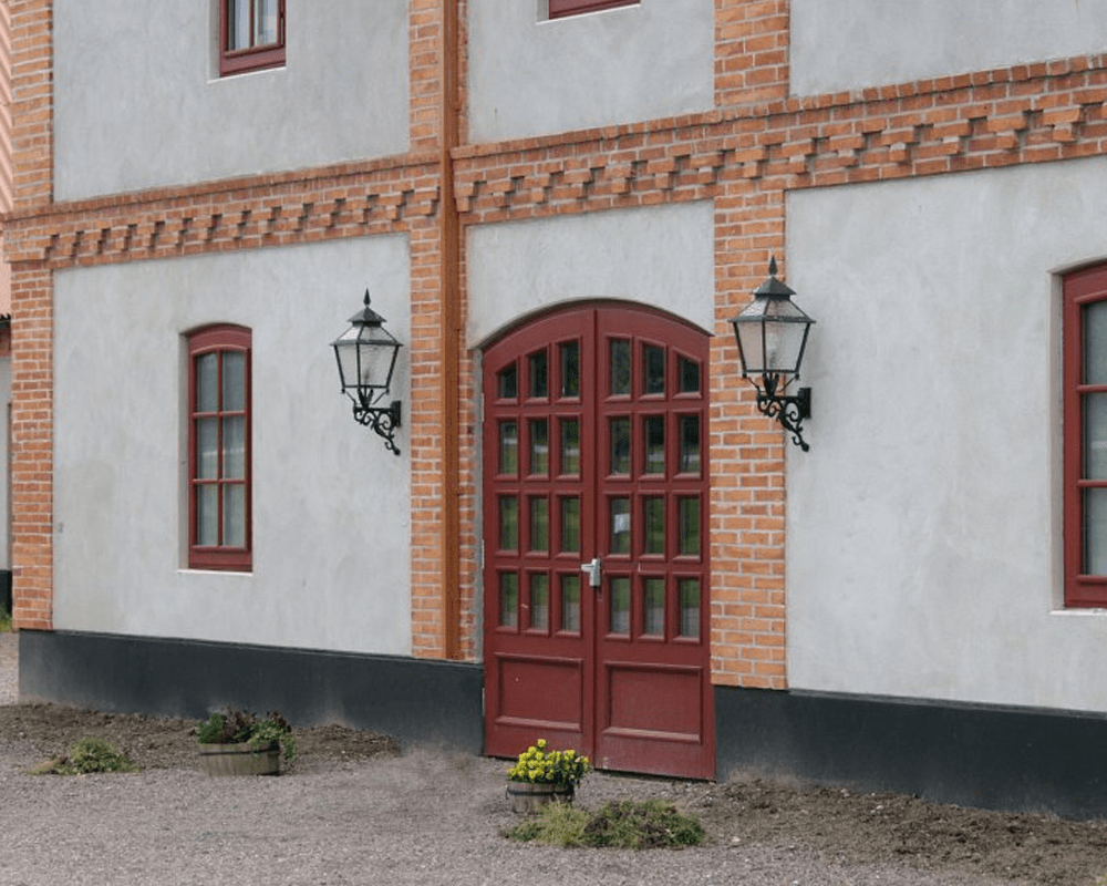 Eriksberg Geoxideerd koper buitenlamp Van Westal - De lantaarn heeft een onderkant van antiek zwart smeedijzer en een bovenkant van sterk geoxideerd koper, wat hem een elegant en tijdloos design geeft.