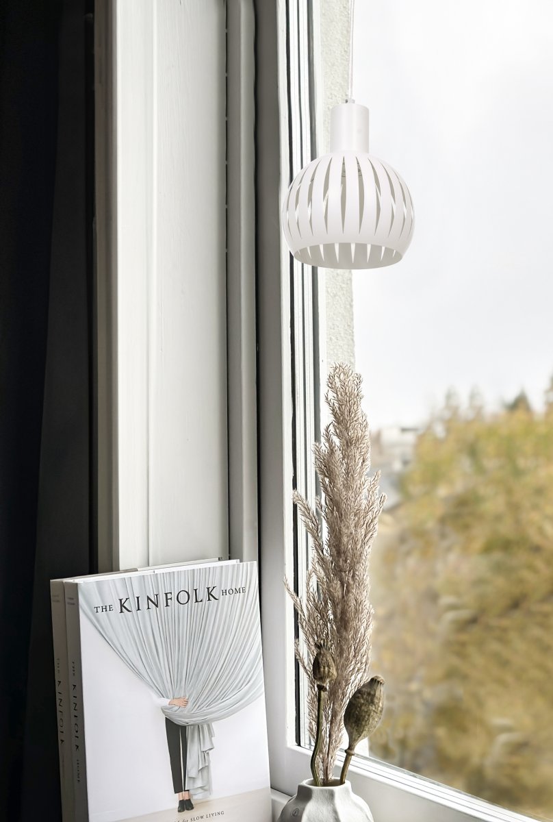 Grafika Ø15 Wit raamlamp Van Aneta Lighting - GRAFIKA is een kleine hanglamp met een 4 meter lang snoer, een stekker en een aan/uit-schakelaar in het midden.