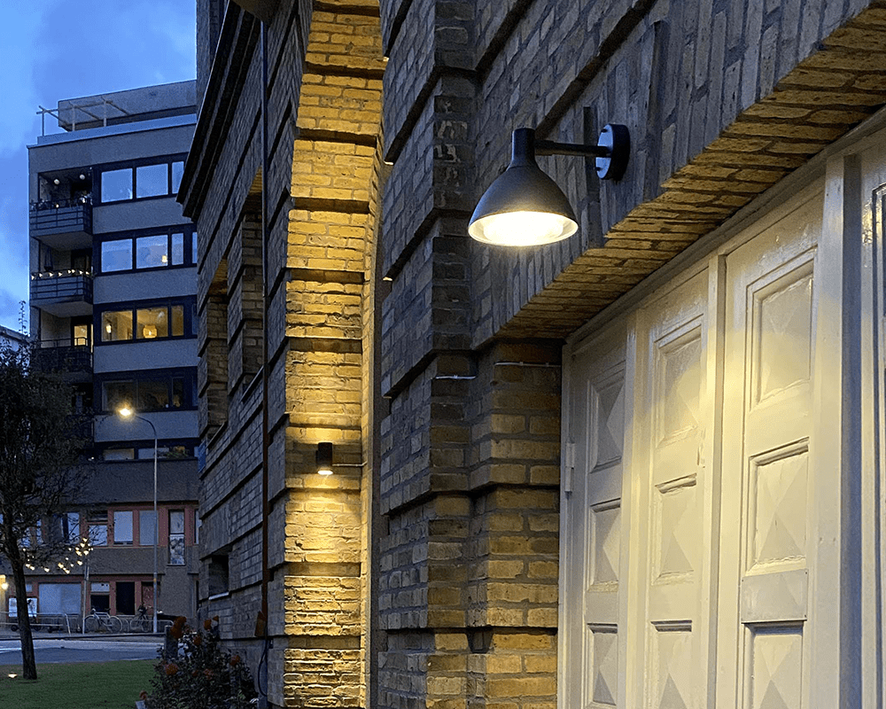 Ark Mini Antraciet buitenlamp Van Westal - De wandlamp Ark mini is een wandarmatuur met een niet-verblindende downlight, gemaakt van verchroomd en gepoedercoat aluminium met een anti-verblindingsbescherming in PET-G.
