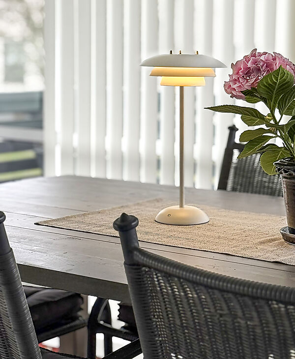 Epsilon 37cm Wit Draagbare Van Aneta Lighting - Epsilon is een elegante, draagbare tafellamp voor gebruik binnenshuis met een tijdloos design en een touchdimmer die discreet op de voet is geplaatst.