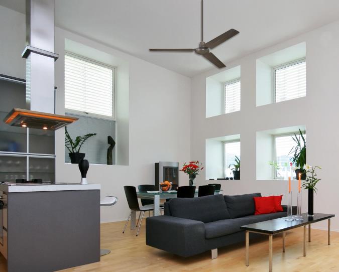 Industrial Ø142 Bruin Van Westinghouse - In de zomer zorgt de ventilator voor verkoeling door tegen de klok in te draaien, terwijl hij in de winter zorgt voor de circulatie van warme lucht.