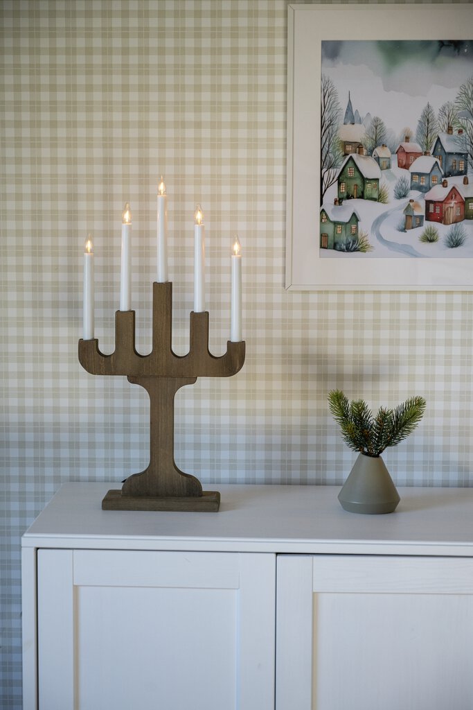 Candelabra 5 Lights Okkernoot Van Konstsmide - Met vijf lampjes verspreidt het een warm en sfeervol licht, wat zorgt voor een gezellige sfeer tijdens de wintermaanden.