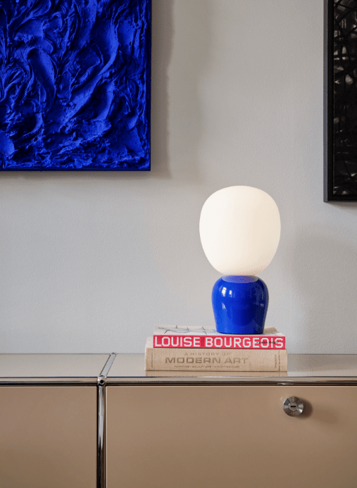 Buddy 34cm Blauw tafellamp Van Belid - Met zijn gelijkmatige gloed en verfijnde design wordt Buddy een natuurlijk onderdeel van het huis, een metgezel die licht en karakter verspreidt voor generaties.