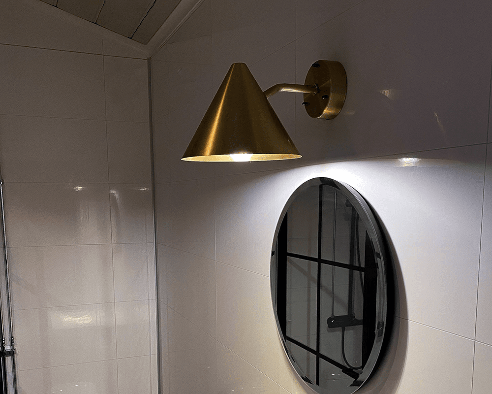 Tratt Messing buitenlamp Van Westal - De trechterwandlamp is een naar beneden gerichte wandlamp met een cirkelvormig lichtpatroon, gemaakt van messing voor extra duurzaamheid en een lange levensduur.