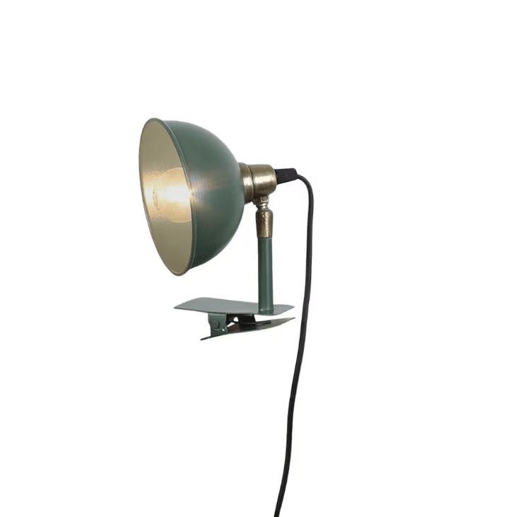 Pelle Groente klemlamp Van Strömshaga - Tafellamp die bijvoorbeeld aan het hoofdeinde, een vensterbank of de rand van een tafel of plank kan worden bevestigd.