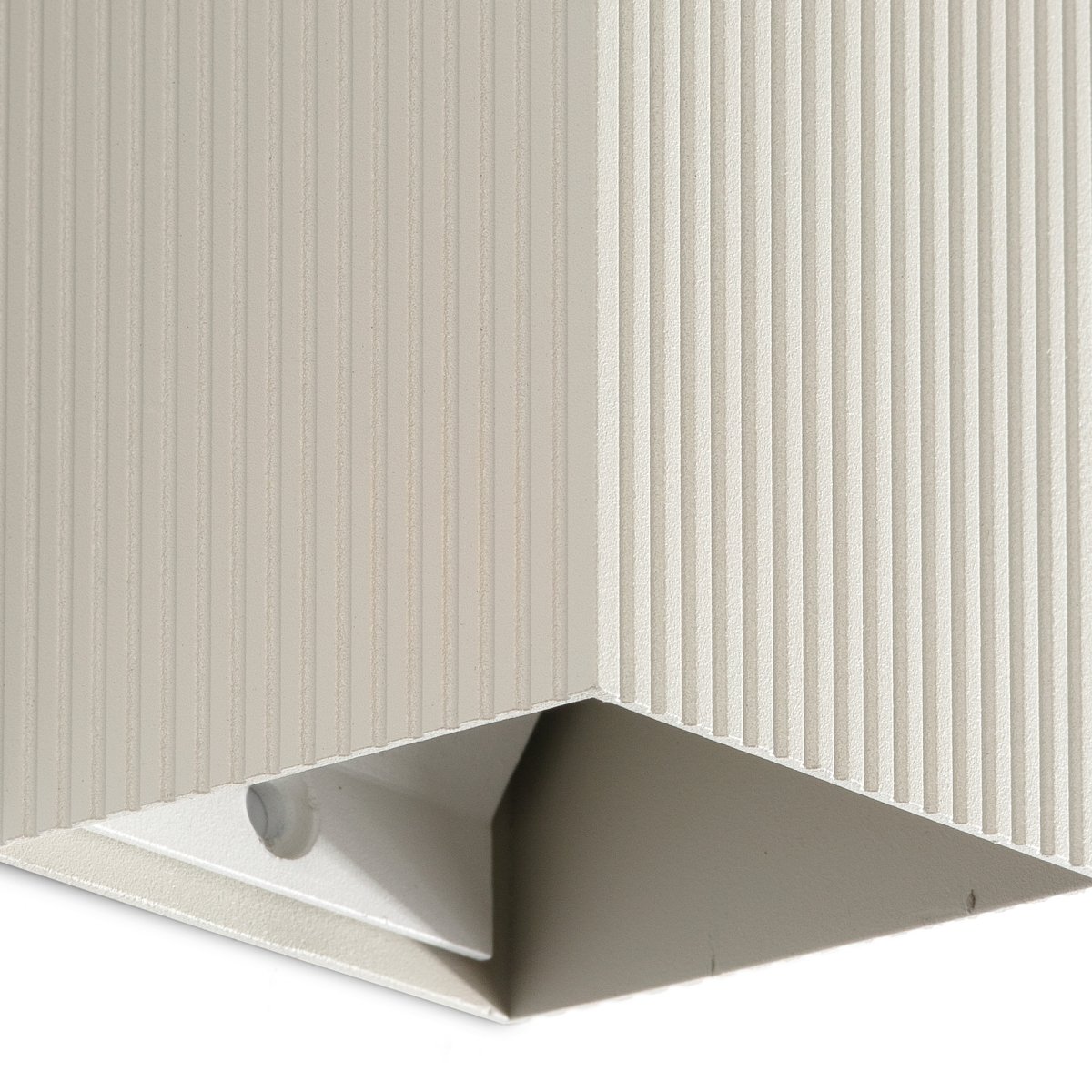 Lune 10cm Grijs gegroefd wandlamp Van Faro Barcelona - De gestructureerde afwerking voegt een subtiele elegantie toe en cre&euml;ert een stijlvolle sfeer in de kamer.