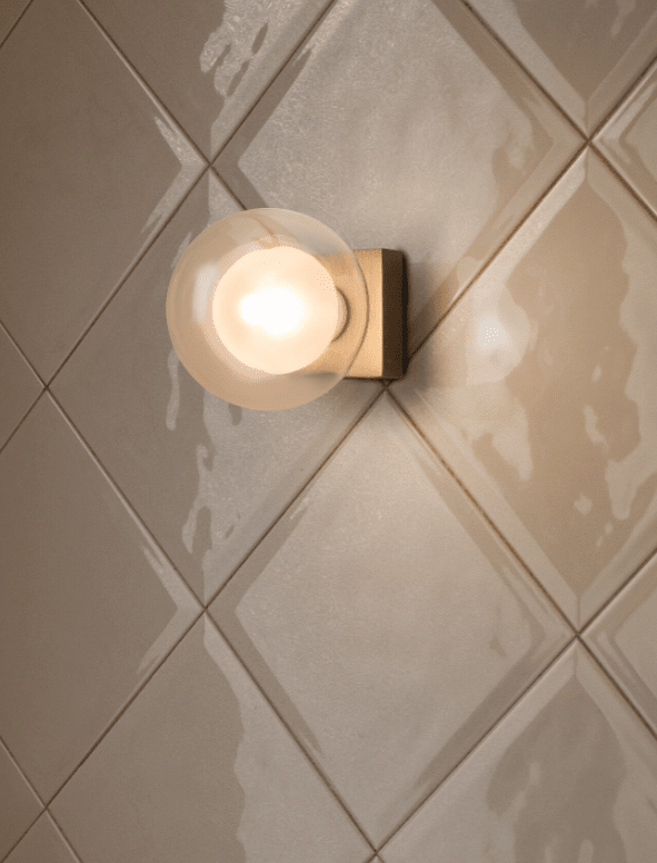 Perla Goud/messing badkamerlamp Van Faro Barcelona - De PERLA badkamerwandlamp, ontworpen door Alex &amp; Manel Llusc&agrave; heeft een ronde vorm en een transparante buitenste diffuser die doet denken aan een bubbel.