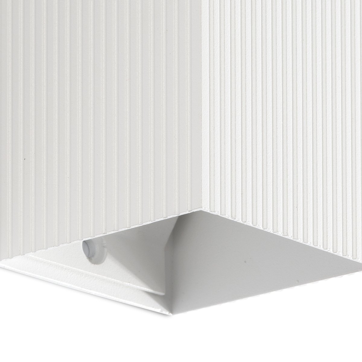 Lune 10cm Wit gegroefd wandlamp Van Faro Barcelona - De textuurafwerking voegt een subtiele elegantie toe en cre&euml;ert een stijlvolle sfeer in de kamer.