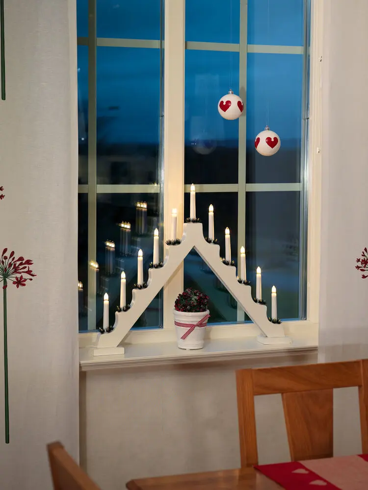 Candelabra 11 Lights Wit Van Konstsmide - Met zijn 11 kaarsen in een klassieke trapeziumvorm en decoratieve manchetten cre&euml;ert het een warme en feestelijke sfeer in huis.