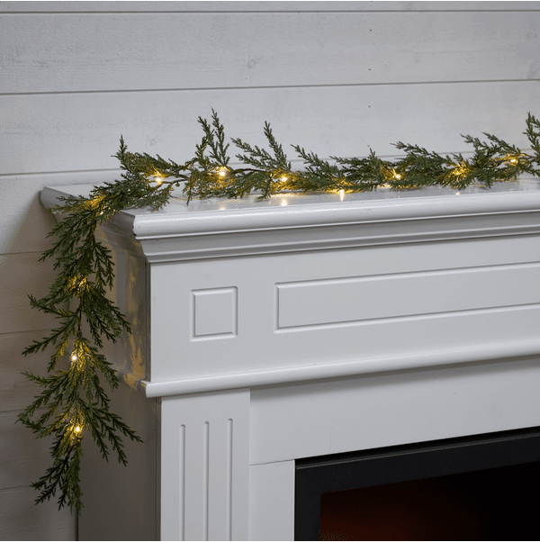Thuja 180cm Groente Van Star Trading - Deze slinger werkt op 3 AA-batterijen en heeft ook een timerfunctie.