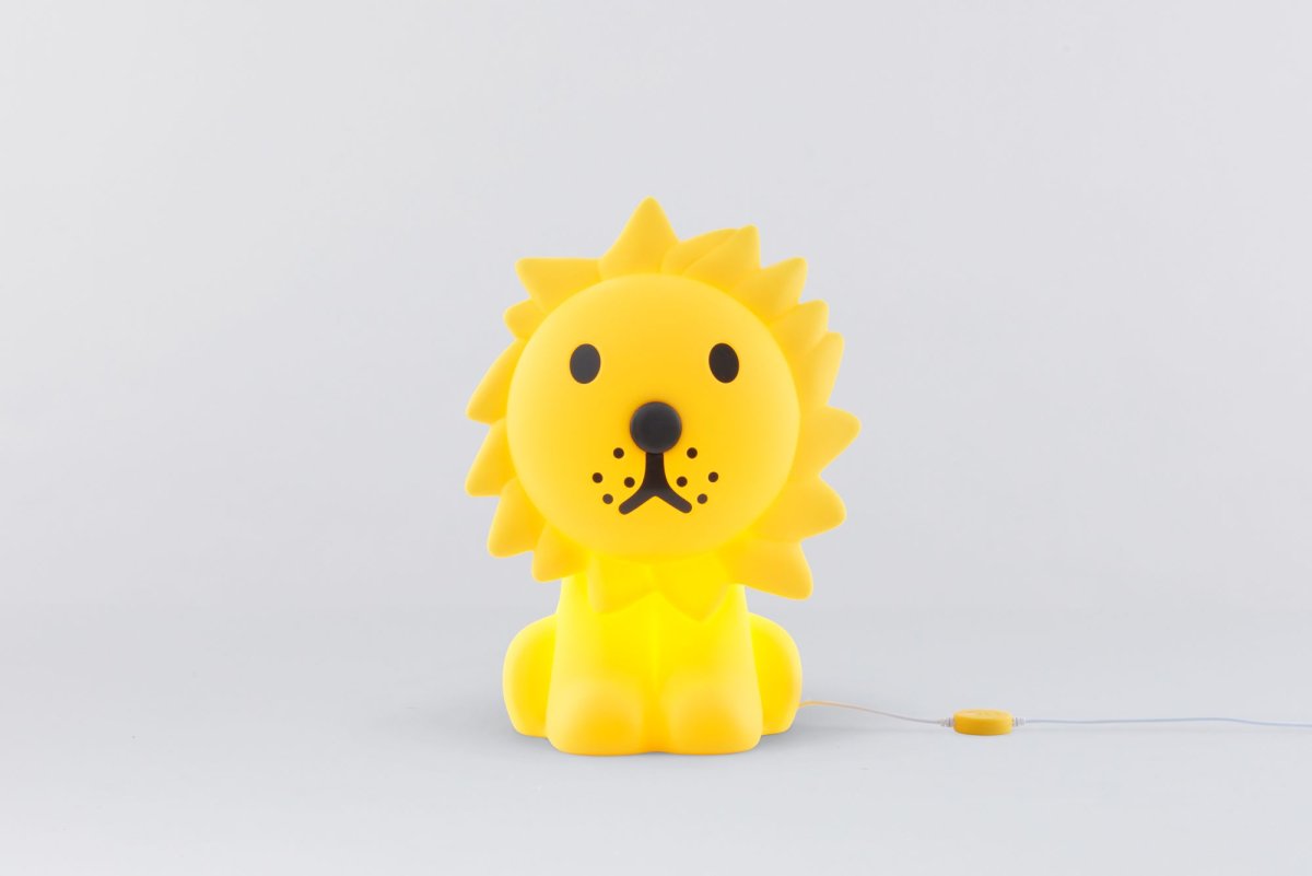 Lion Star Light Geel kinderlamp Van Mr Maria - De leeuw, bekend en geliefd vanwege zijn verhalen en stijlvolle expressie, vormt een uniek en rustgevend detail in de kamer.