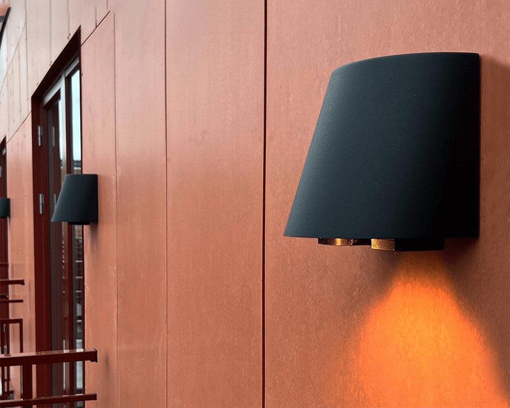 Mini m. uttag Zwart buitenlamp Van Westal - De armatuur is voorzien van een GU10-fitting en zorgt voor een niet-verblindende downlight.