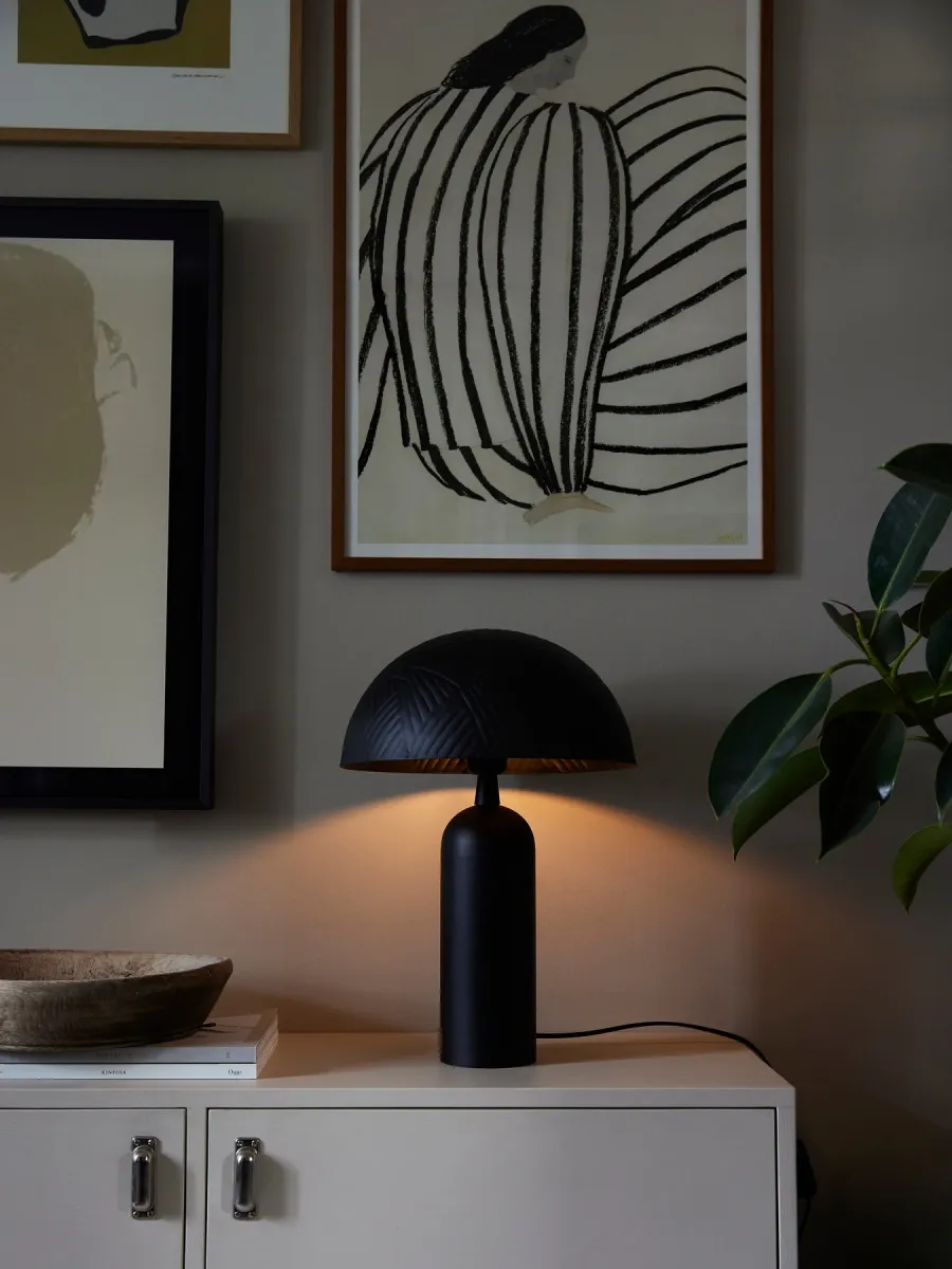 Carter 45cm Zwart tafellamp Van PR Home - Carter is gemaakt van metaal met een matzwarte afwerking, de kap heeft een diameter van 31 cm en is voorzien van een decoratief gehamerd patroon.