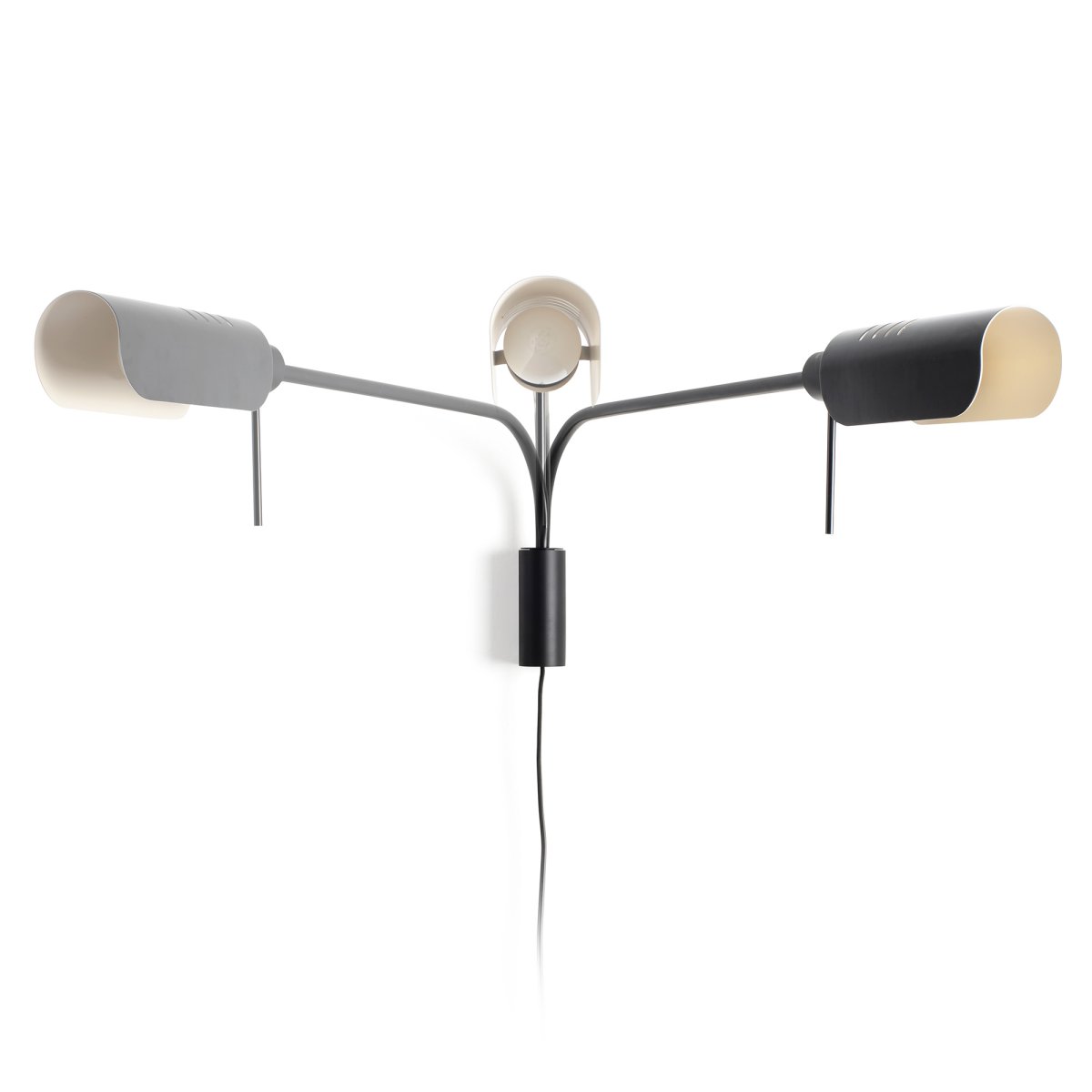 Martinica 85cm Zwart leeslamp Van Faro Barcelona - De golvende kap met een glanzende satijnen afwerking zorgt voor een zacht en functioneel licht, terwijl de zwarte metalen structuur een tijdloze elegantie toevoegt.