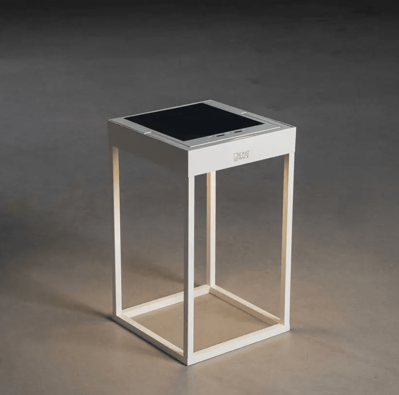Portofino 30cm Wit solarlamp Van Konstsmide - De lamp wordt opgeladen met het zonnepaneel op 20 uur of met de meegeleverde USB-C-kabel op 6 uur.