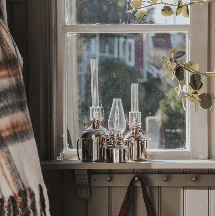 Fotogenlampa Haga Zilver Van Strömshaga - Gebruik voor deze olielamp de geurloze lampenolie van Strömshaga (artikelnummer 100001), apart verkrijgbaar.