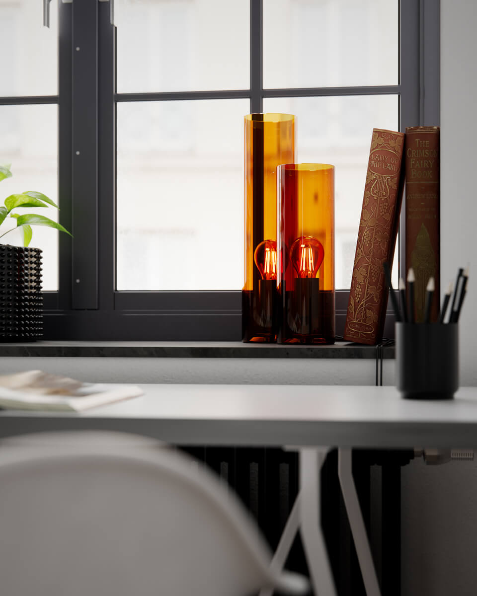 Flake 30cm Amber tafellamp Van By Rydéns - Met zijn elegante cilindervormige glas en de beschikbaarheid in trendy kleuren zoals donker amber en groen, is Flake de perfecte lamp om stijl en sfeer te cre&euml;ren in uw huis.