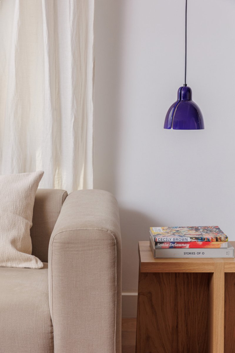 Venice Ø16 Blauw hanglamp Van Faro Barcelona - De blauwe keramische kap is handgemaakt in een atelier in Barcelona en past perfect in de lamphouder - eenvoudig zelf te monteren!