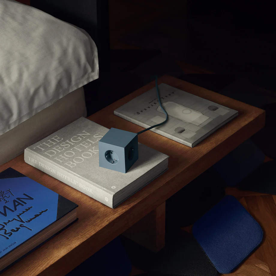 Square 1 with 30W Dual USBC & Magnetic base, 3m Blauw Van Avolt - Stekkerdoos van Avolt met een stijlvol design, voorzien van een lang PVC-snoer, een kubus van gerecycled plastic en een magnetisch plaatje aan de onderkant, zodat u de stekkerdoos gemakkelijk aan de muur kunt hangen.