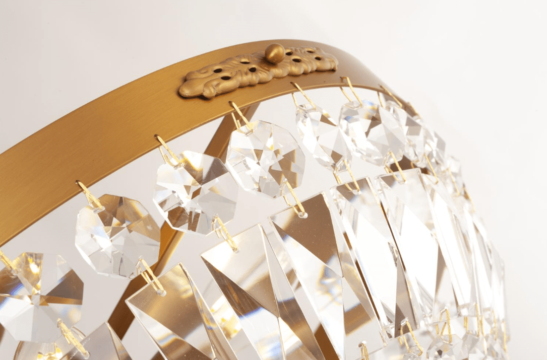 Rhea Ø50 Geborsteld messing kristal Van Norrsken Design - Het geborstelde messing oppervlak contrasteert prachtig met de fonkelende kristallen, waardoor het een perfecte aanvulling is op zowel moderne als klassieke interieurs.