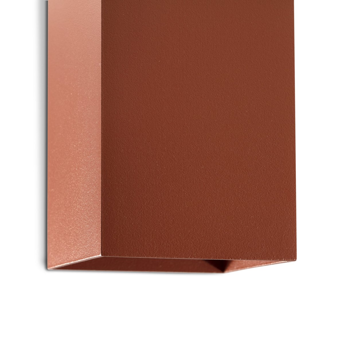 Lune 10cm Terracotta wandlamp Van Faro Barcelona - Lune is een vierkante wandlamp met een zachte terracotta afwerking die perfect past in hallen, corridors en andere doorgangen.