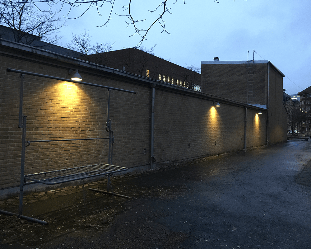 Ark Mini Grijs buitenlamp Van Westal - De wandlamp Ark mini is een wandarmatuur met een niet-verblindende downlight, gemaakt van verchroomd en gepoedercoat aluminium met een anti-verblindingsbescherming in PET-G.