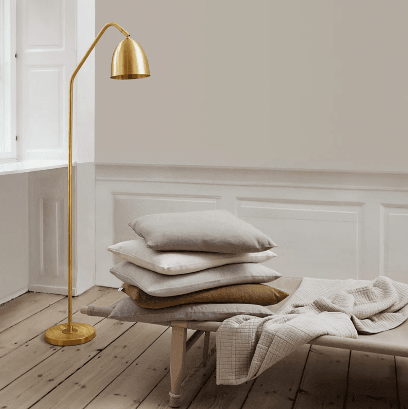 Soft Mat messing vloerlamp Van H. Skjalm P - De Soft vloerlamp in mat messing is een elegante lamp met een beweegbare kap, perfect voor het creëren van sfeervolle verlichting.