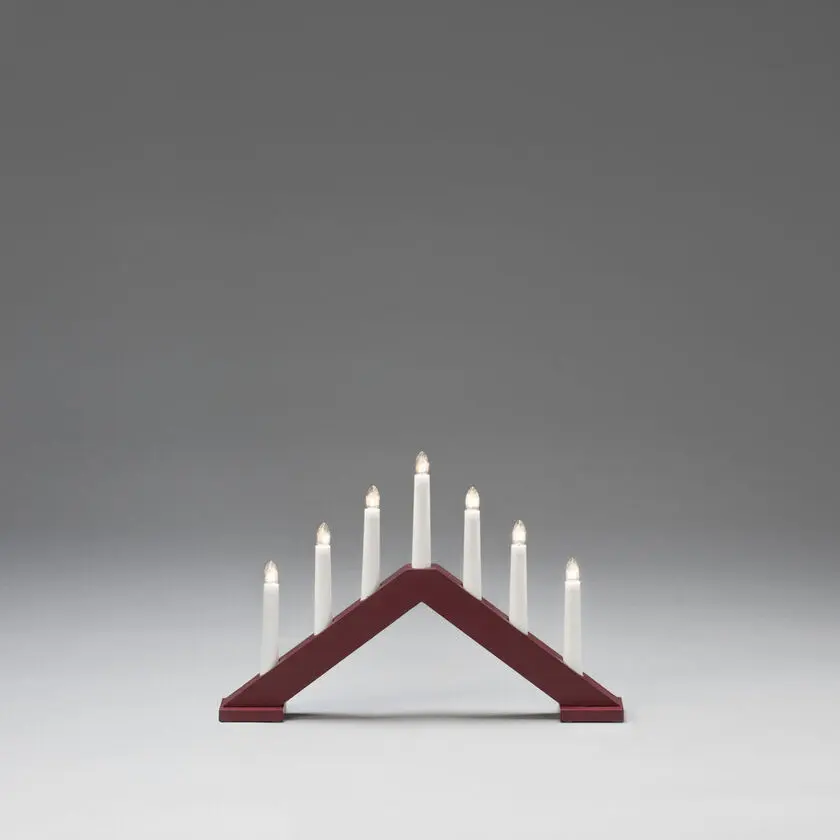 Candelabra 7 Lights Mat donkerrood Van Konstsmide - De klassieke driehoekige vorm met zeven kaarsen cre&euml;ert een warme en sfeervolle gloed die de Adventstijd versterkt.