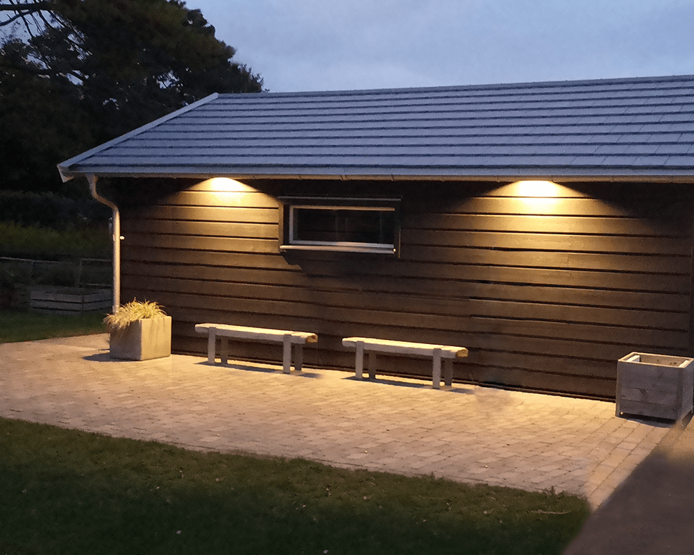 Tora Wit Van Westal - Gemaakt van geanodiseerd aluminium en gepoedercoat in de kleur wit, wat zorgt voor duurzaamheid en bescherming tegen weer en wind.