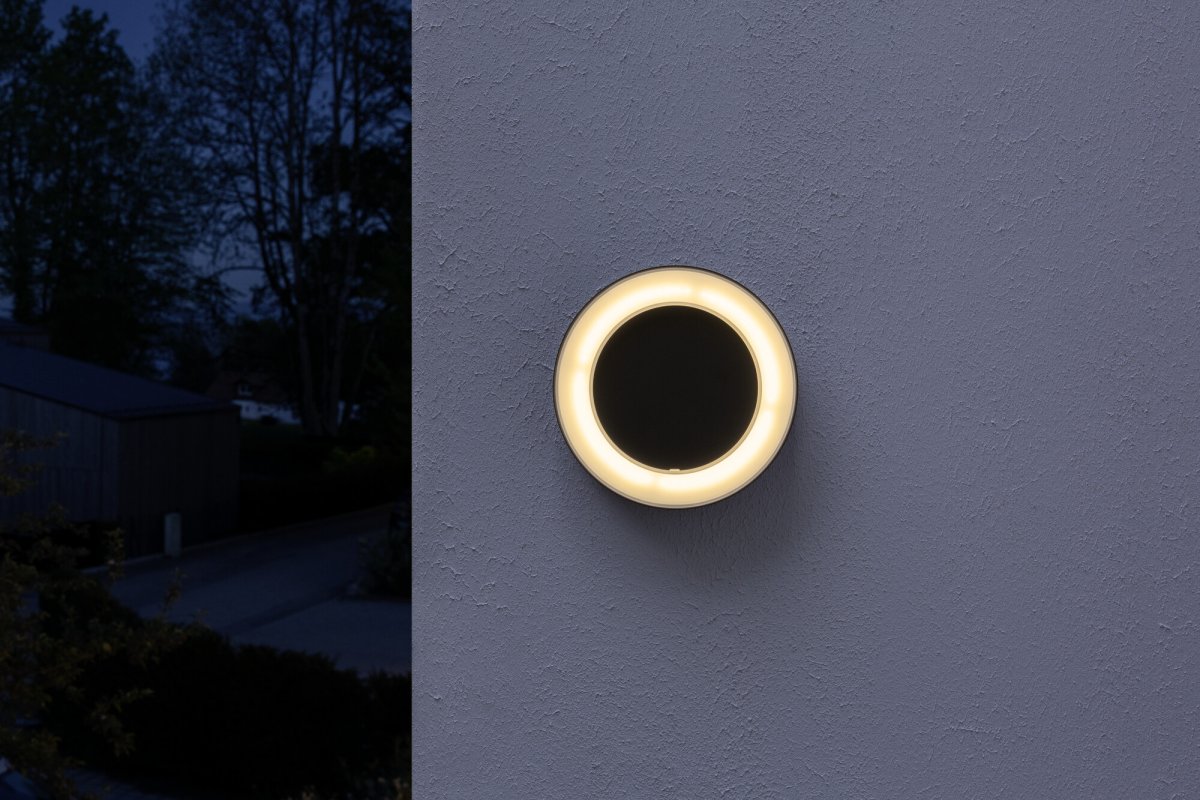 Ring Donkergrijs buitenlamp Van Osram - Tillverkad av aluminium och med IP44-klassning &auml;r den t&aring;lig mot v&auml;der och passar perfekt f&ouml;r fasader, entr&eacute;er och uteplatser.