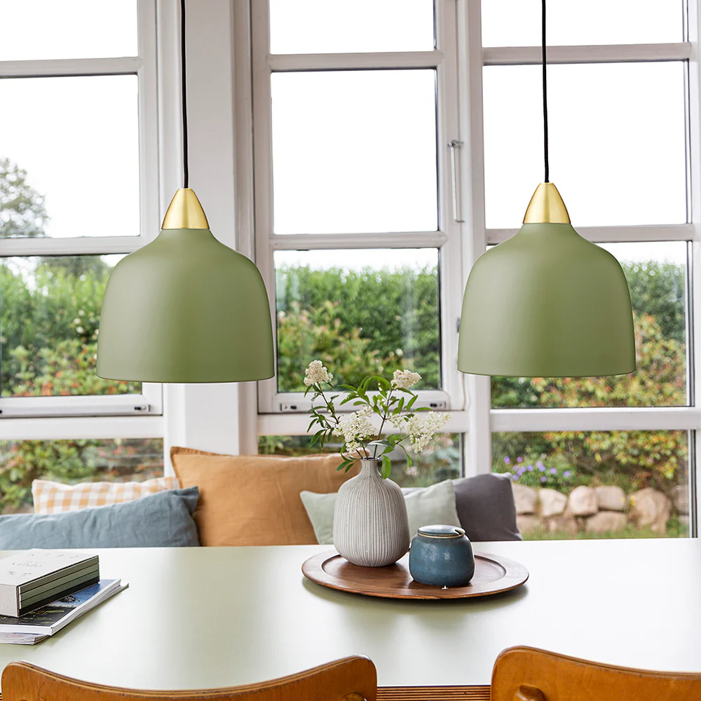 Urban Ø24 Olijfgroen hanglamp Van Superliving - De Urban hanglamp combineert modern design met een luxueuze toets van messing en cre&euml;ert zo een stijlvolle en verfijnde sfeer in uw huis.