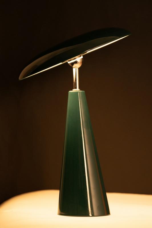 Audrey 33cm Donkergroen Draagbare Van Eja - De geïntegreerde ledverlichting zorgt voor een aangenaam licht en de lamp is dimbaar, zodat u gemakkelijk de juiste sfeer in de kamer kunt creëren.