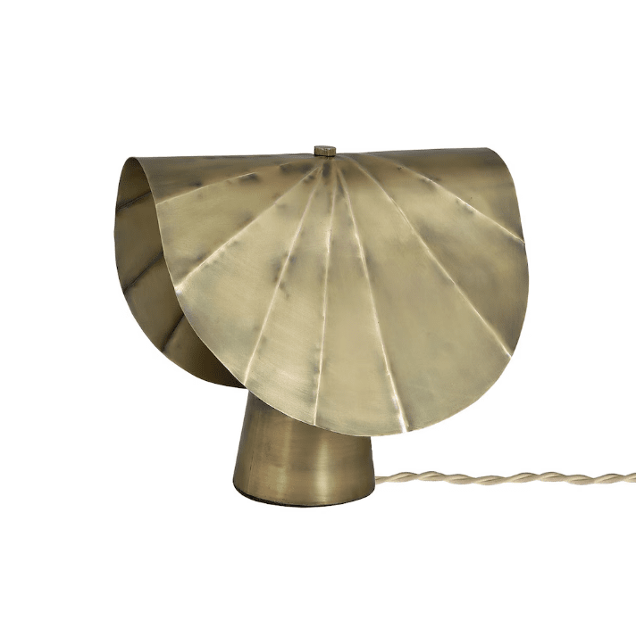Edgar 20cm Antiek messing tafellamp Van Strömshaga - De gebogen vorm van de lampenkap wordt geassocieerd met Art Deco en creëert een mooi algemeen licht en vormt een mooi stijlstatement.