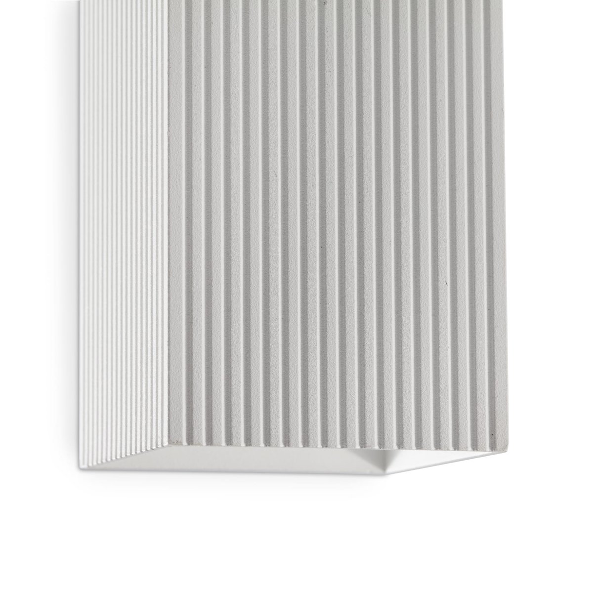 Lune 15cm Wit wandlamp Van Faro Barcelona - Lune is een wandlamp met een vierkante vorm en een witte geribbelde afwerking, perfect voor gangen en doorgangen.