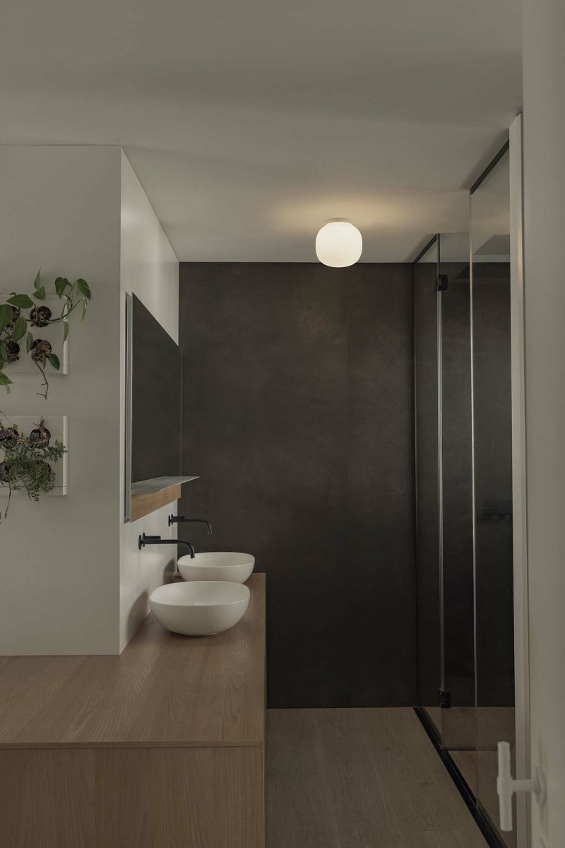 Amelia Ø22 Wit badkamerlamp Van Faro Barcelona - Amelia is een plafondlamp in wit, ontworpen door H&eacute;ctor Serrano, met een lichte en luchtige uitstraling.