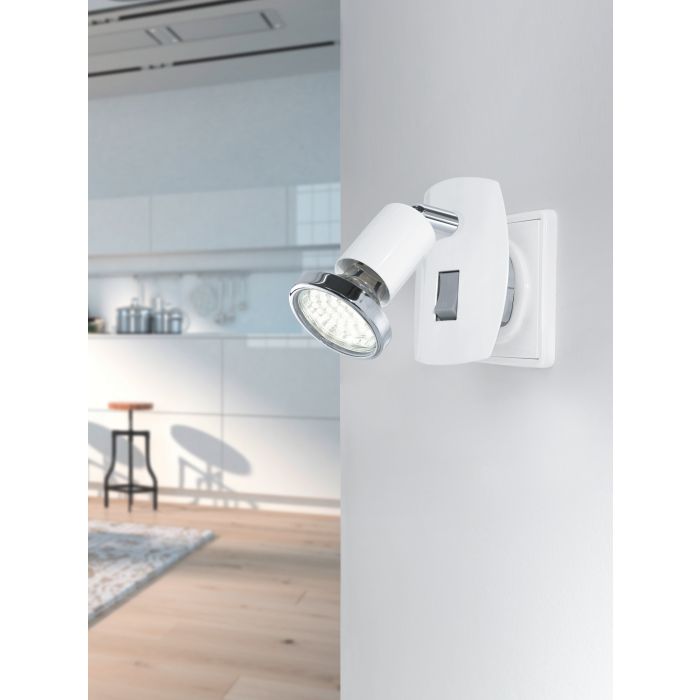 Mini 4 Wit leeslamp Van Eglo - Er zit een stekker aan de achterkant van de lamp, waardoor de lamp direct in het stopcontact in de muur gestoken kan worden.