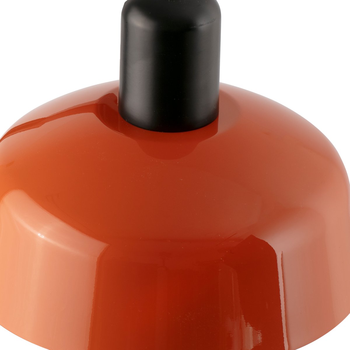 Tatawin Ø18 Rood-oranje hanglamp Van Faro Barcelona - Tatawin is een plafondlamp met een zwarte structuur en een rood-oranje metalen kap die een gericht, sfeervol licht verspreidt.