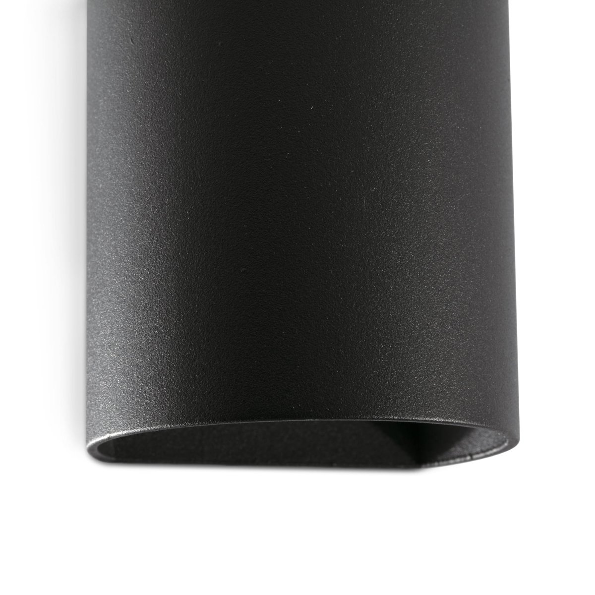 Sole 10cm Zwart wandlamp Van Faro Barcelona - Sole is een zwarte wandlamp met een glad oppervlak die functie en vorm combineert in een compact formaat.