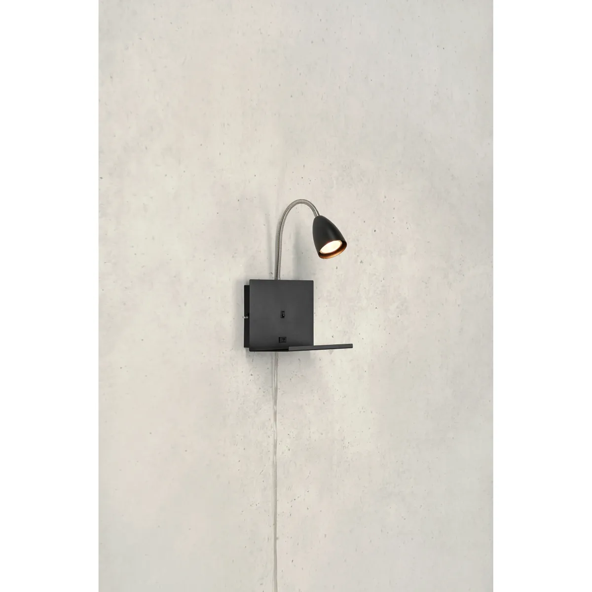 Cuarto Zwart leeslamp Van Markslöjd - USB-C-aansluiting voor het opladen van een telefoon, slotplaat, horloge of iets dergelijks.