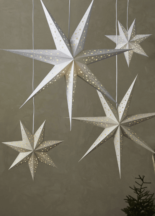 Solvalla Ø75 Zilver Van Markslöjd - De Solvalla ster in zilver is met zijn indrukwekkende formaat van 75 cm de perfecte kerstversiering om een sprankelende en feestelijke sfeer te creëren.