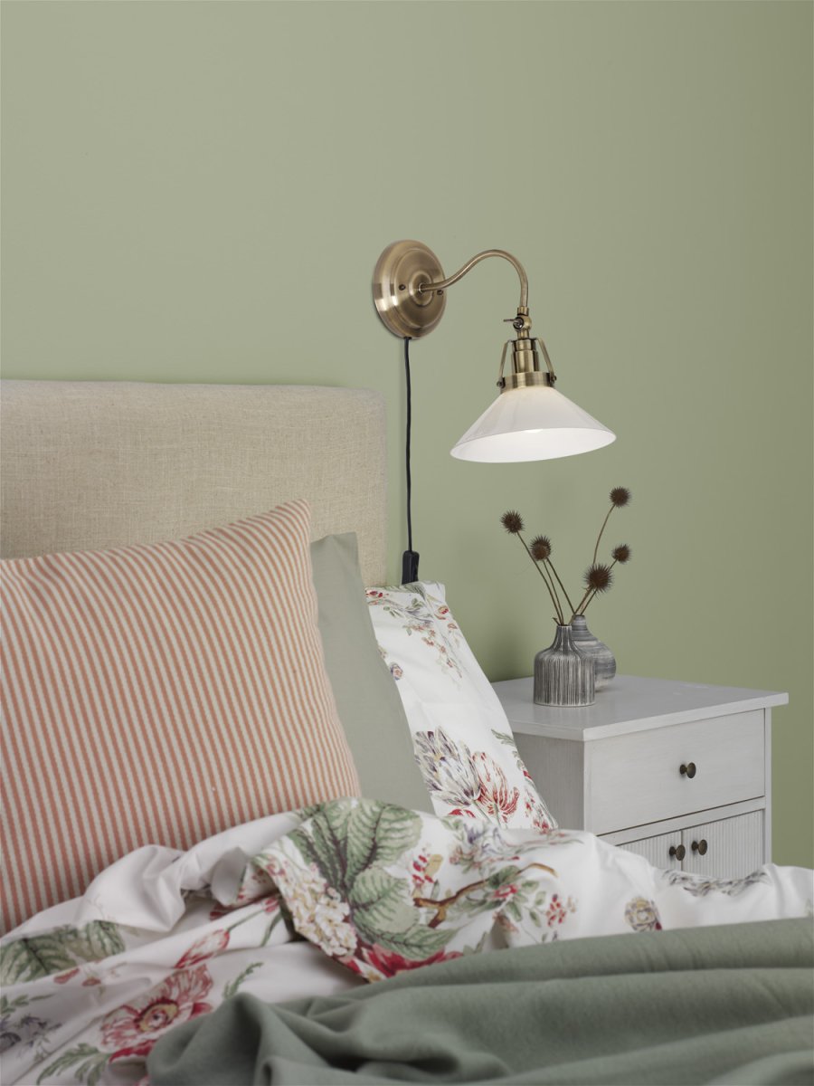 Schoollamp Ø20 Antiek messing wandlamp Van Cottex - De Shoemaker wandlamp in antiek messing heeft een stijlvolle opaalglazen kap die een aangenaam licht verspreidt.