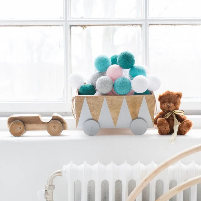 Irislights Spring 20-lights Veelkleurig Van Irislights - De lichtslinger is een echte sfeermaker en zorgt voor een gezellige, huiselijke gloed, waar je hem ook plaatst.