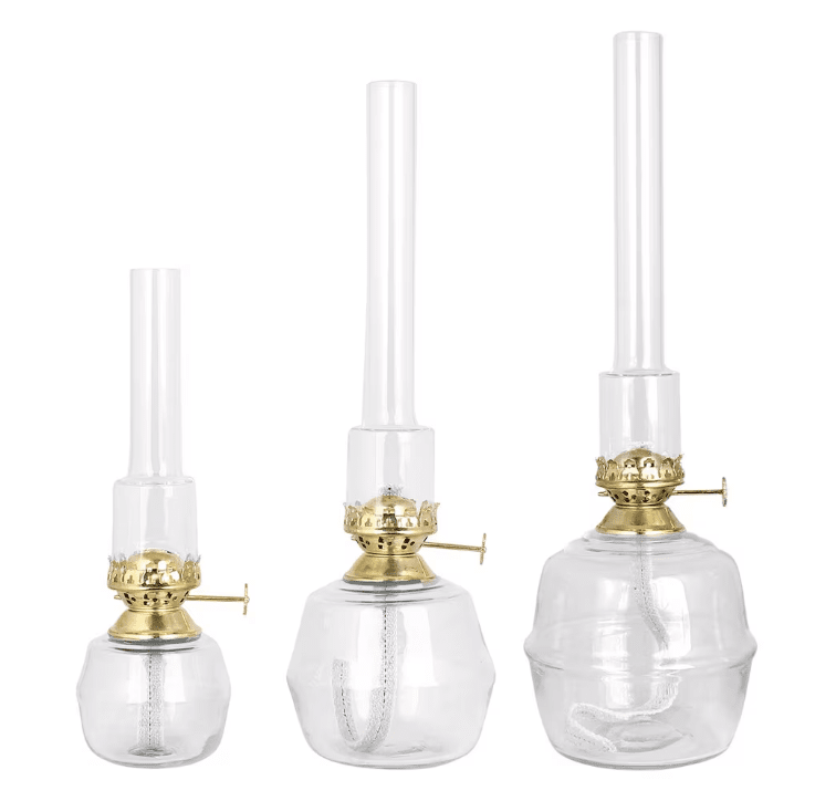 Kerosene Lamp Majken Small Transparant Van Strömshaga - Kleine petroleumlamp van helder glas met branderbuizen van helder glas en brander van messing.