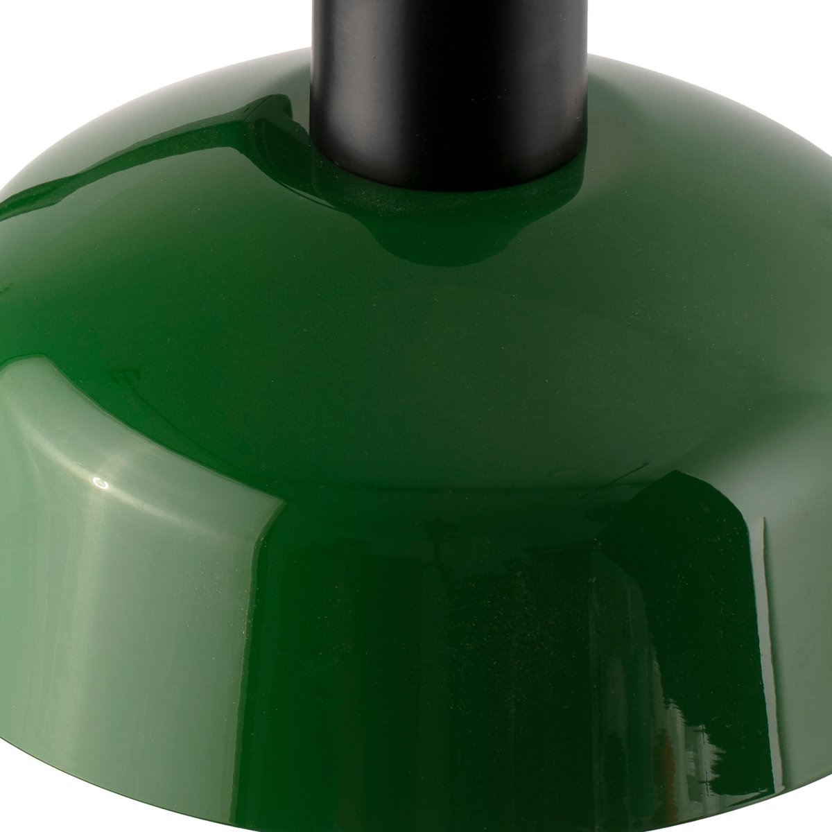 Tatawin Groente vloerlamp Van Faro Barcelona - Tatawin is een staande lamp met een zwarte structuur en een groene metalen kap die gericht licht geeft.