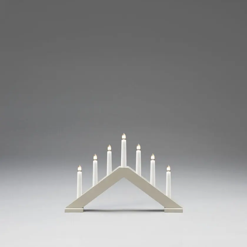 Candelabra 7 Lights Mat beige Van Konstsmide - De klassieke driehoekige vorm met zeven kaarsen cre&euml;ert een warme en sfeervolle gloed die de Adventstijd versterkt.