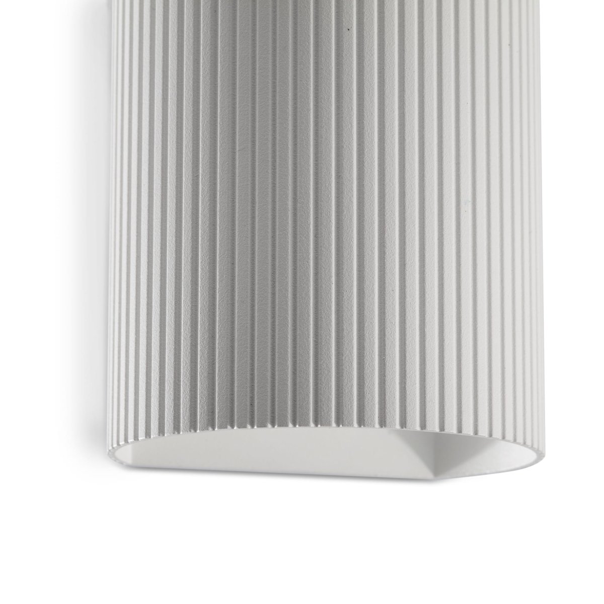 Sole 10cm Wit gegroefd wandlamp Van Faro Barcelona - Sole is een compacte wandlamp in wit met een gecanneleerd oppervlak dat subtiele verfijning toevoegt aan elke omgeving.