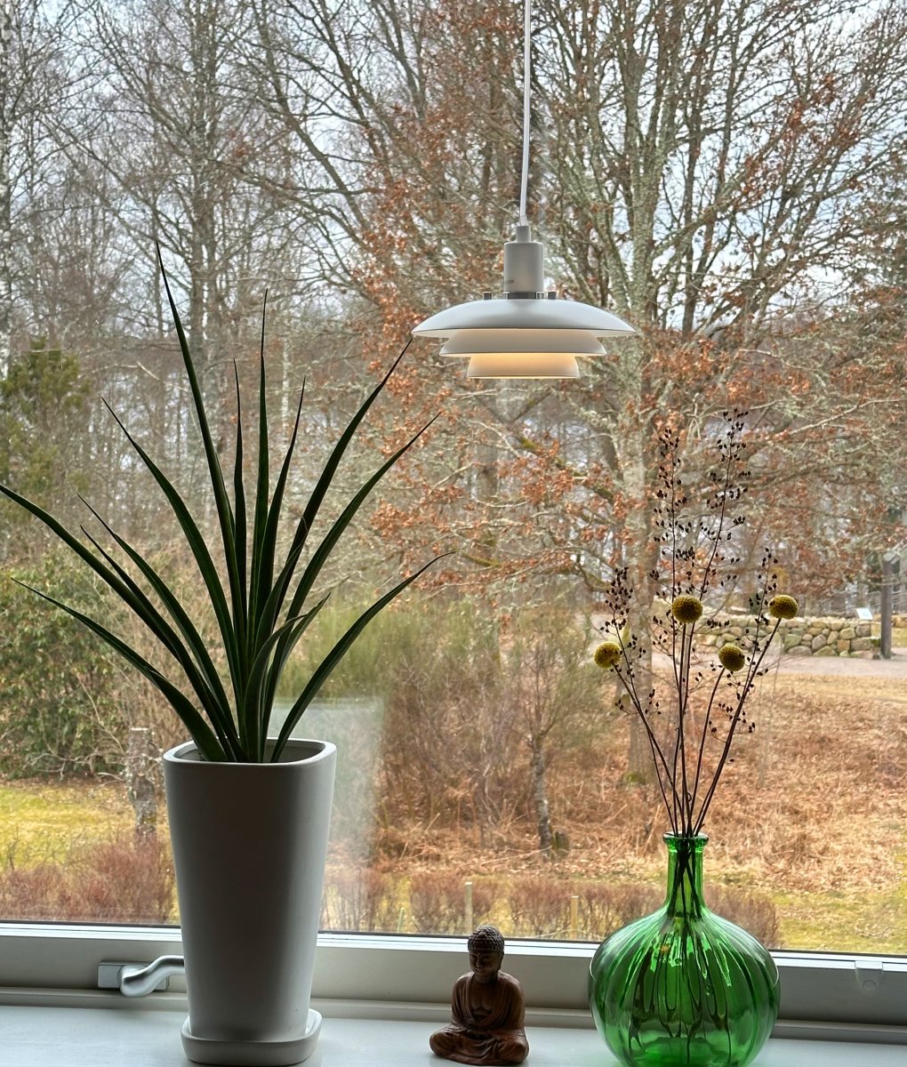 Epsilon Ø20 Wit raamlamp Van Aneta Lighting - EPSILON is een klassiek model, nu als raamhanger in wit gelakt metaal.