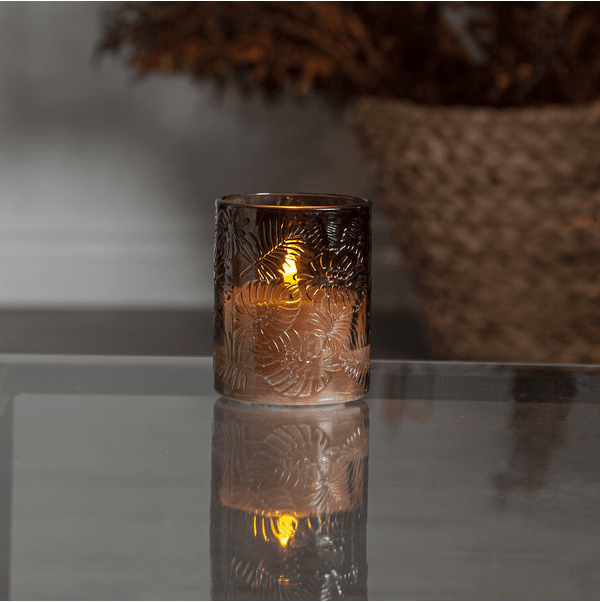 LED Kaars Flamme Leaf Bruin Van Star Trading - Flamme Leaf is een op batterijen werkende glazen lantaarn van bruin glas met een bladpatroon in reliëf rond een witte kaars van was.